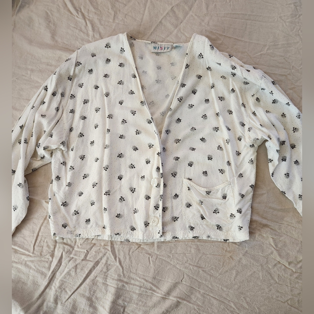 Vintage 1980s White Black Flower Print Lightweight Cardigan Sweater Tee by MixIt